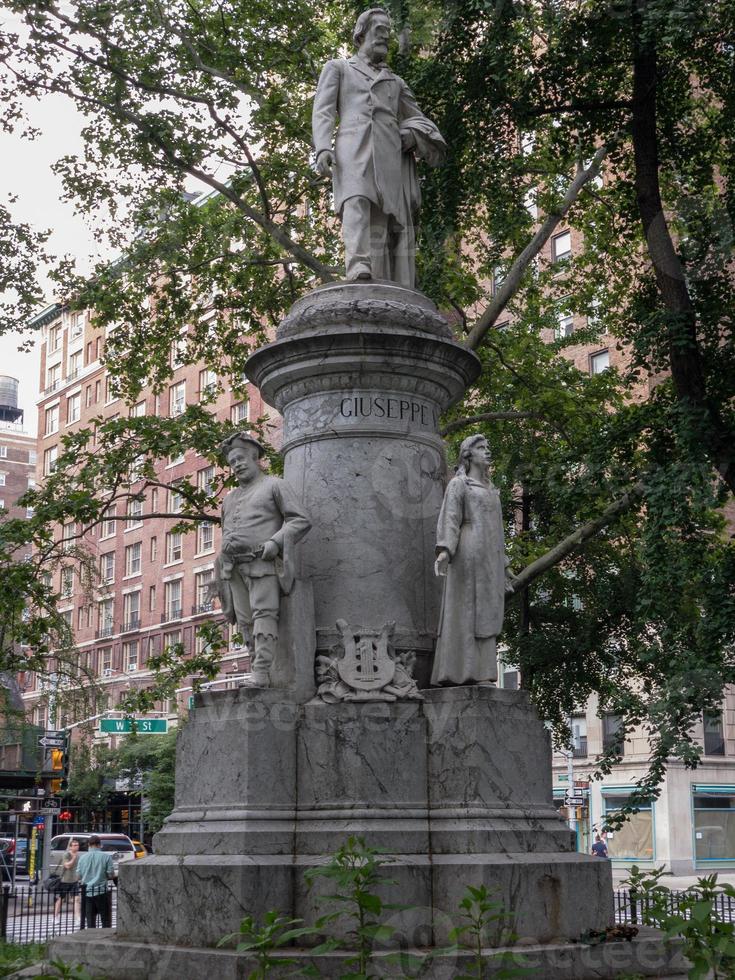 monumento a giuseppe verdi no parque verdi square, em nova york. foto