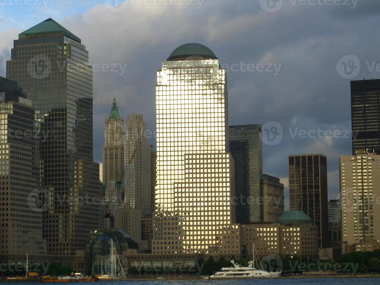horizonte do centro da cidade de nova york visto do rio hudson foto