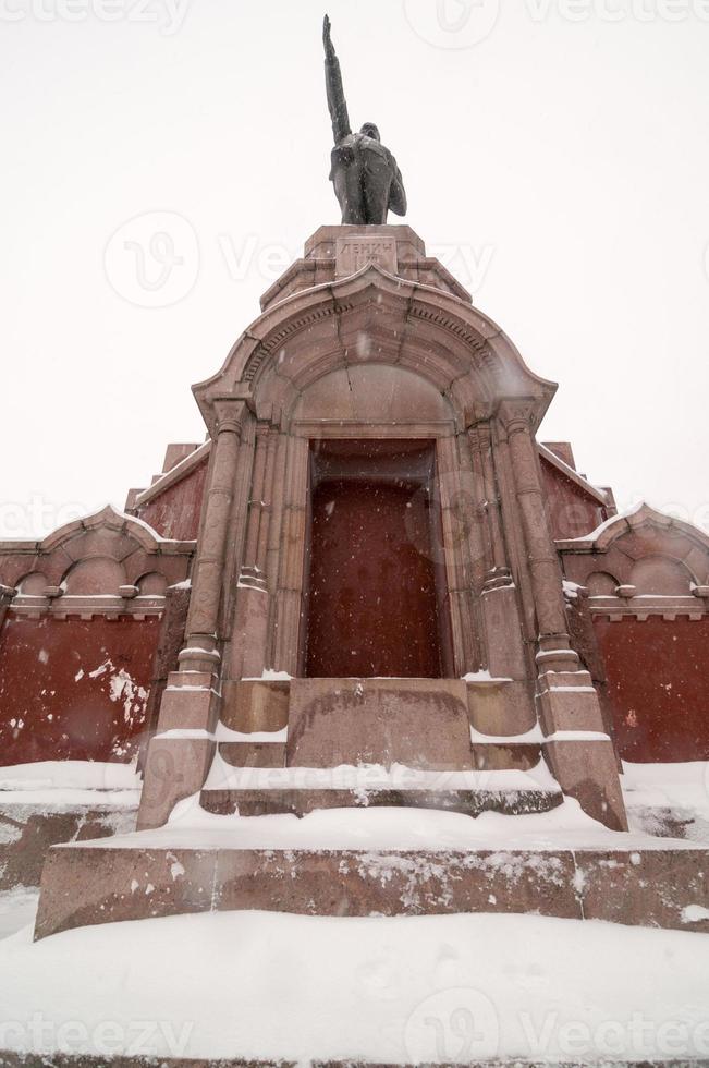 monumento de lenin em kostroma, rússia no inverno ao longo do círculo dourado. foto