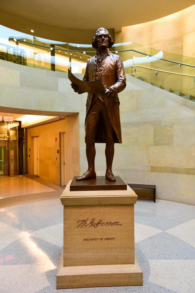 richmond, virginia - 19 de fevereiro de 2017 - monumento thomas jefferson no capitólio do estado de virginia em richmond, virginia. foto