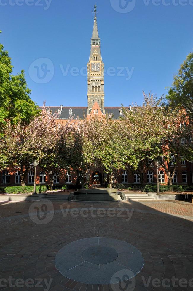 edifício principal da universidade de georgetown em washington dc - estados unidos foto