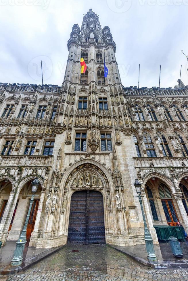 o grand place em um dia nublado em bruxelas, bélgica foto