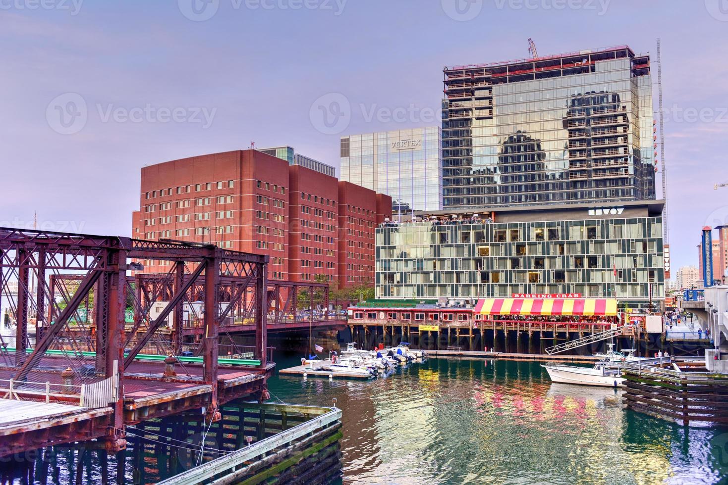 porto de boston em massachusetts, eua, com sua mistura de arquitetura moderna e histórica. foto