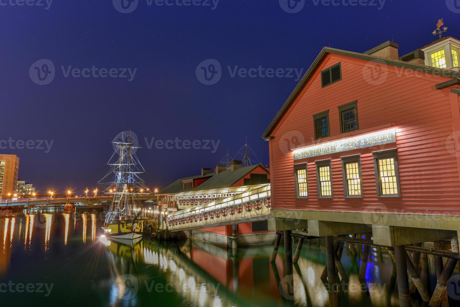 o boston tea party museum, em boston harbour em massachusetts, eua, com sua mistura de arquitetura moderna e histórica à noite. foto