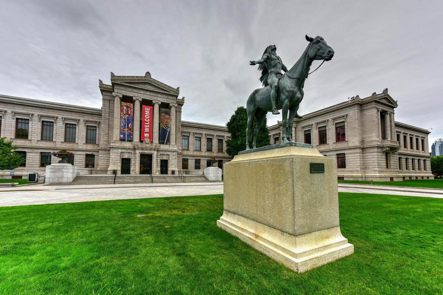 boston, massachusetts - 5 de setembro de 2016 - fachada do museu de belas artes de boston com apelo ao monumento do grande espírito. o museu de belas artes é o quarto maior museu dos estados unidos. foto