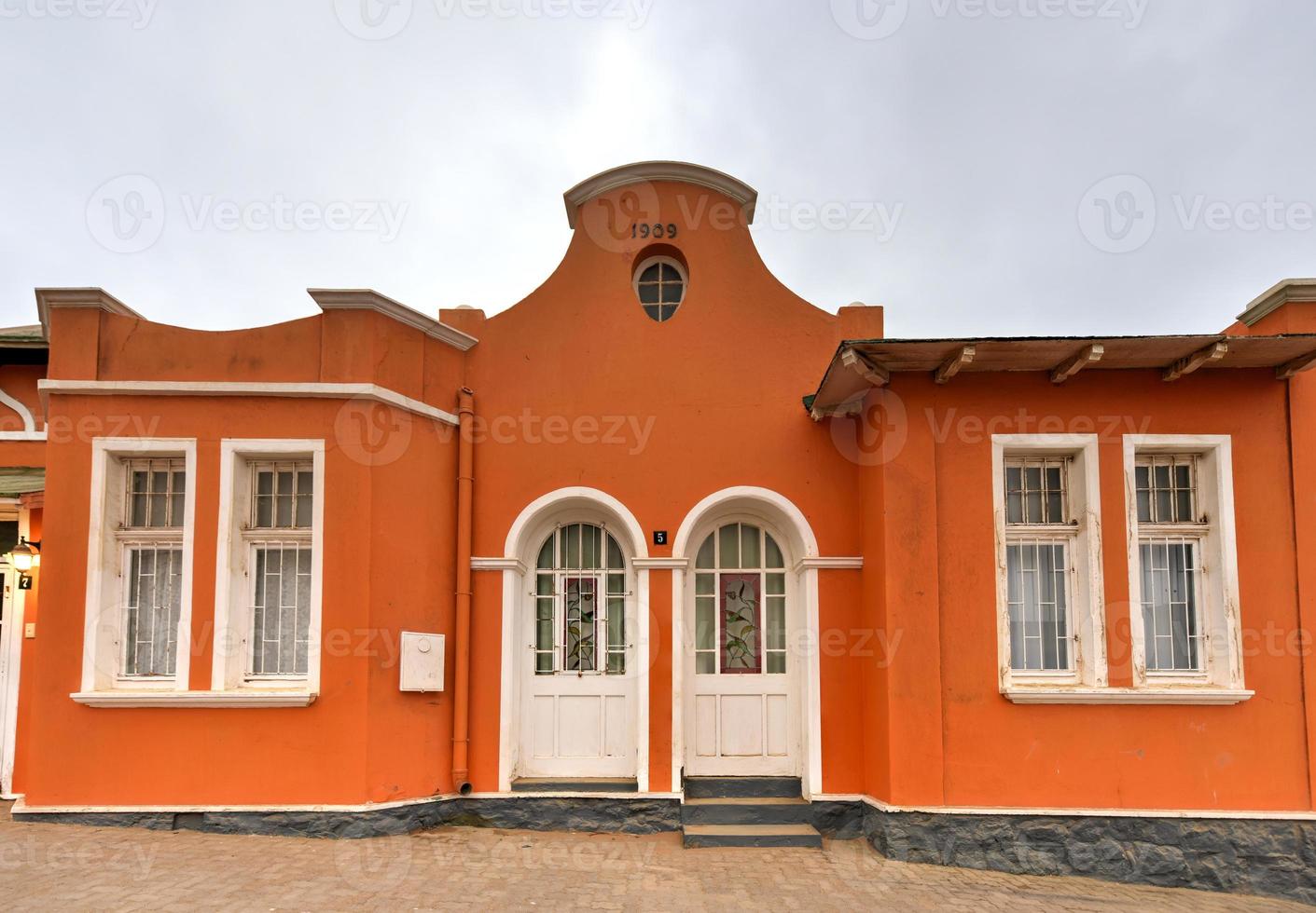 edifício colonial de estilo alemão - luderitz, namíbia foto