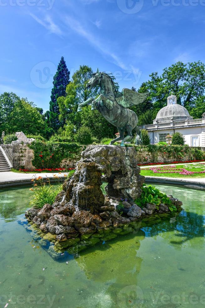 fonte de pegasus ou pegasusbrunnen no jardim do palácio mirabell, salzburgo, áustria. foto