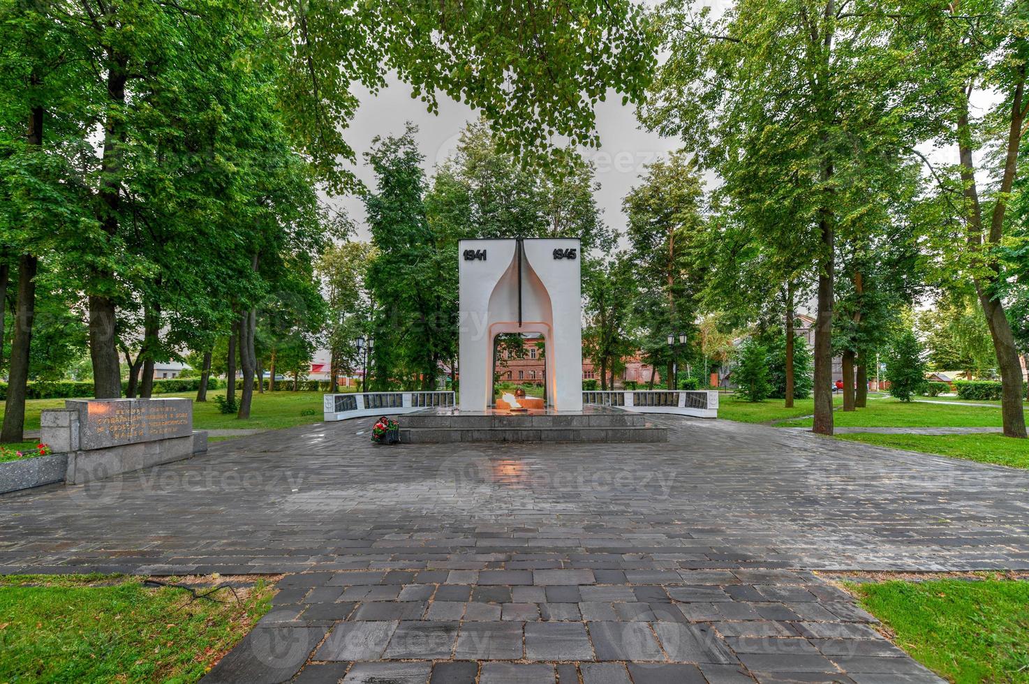 monumento da chama eterna aos residentes de suzdal que morreram durante a grande guerra patriótica, rússia. foto