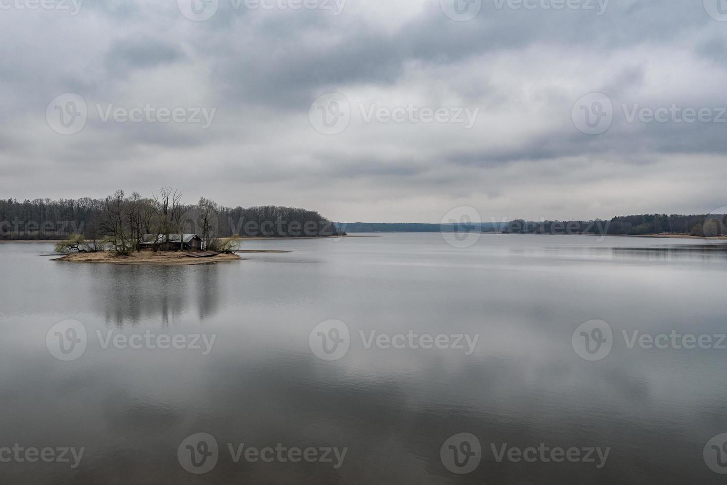 lagoa svet com ilha em trebon, sul da boêmia, república tcheca foto