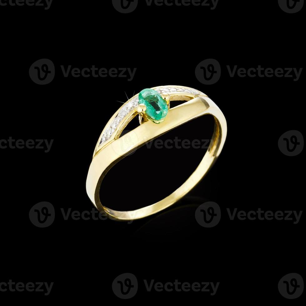 anel de diamante dourado em fundo preto foto
