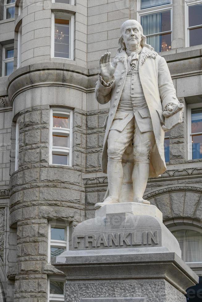 antigo prédio dos correios com a estátua de benjamin franklin, washington dc, estados unidos foto