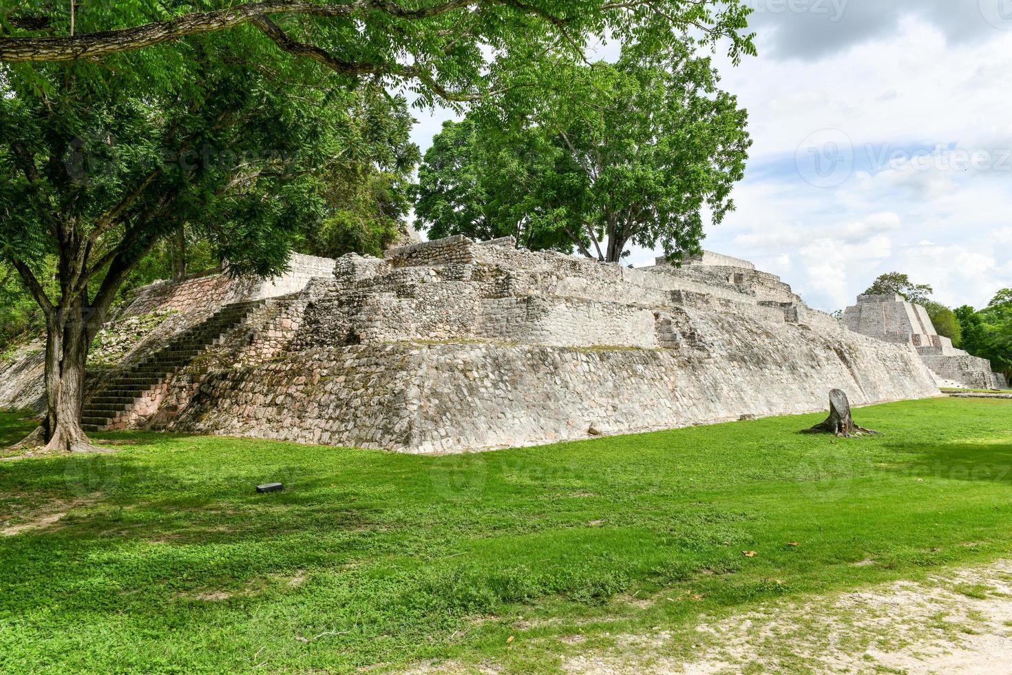 edzna é um sítio arqueológico maia no norte do estado mexicano de campeche. plataforma das facas. foto