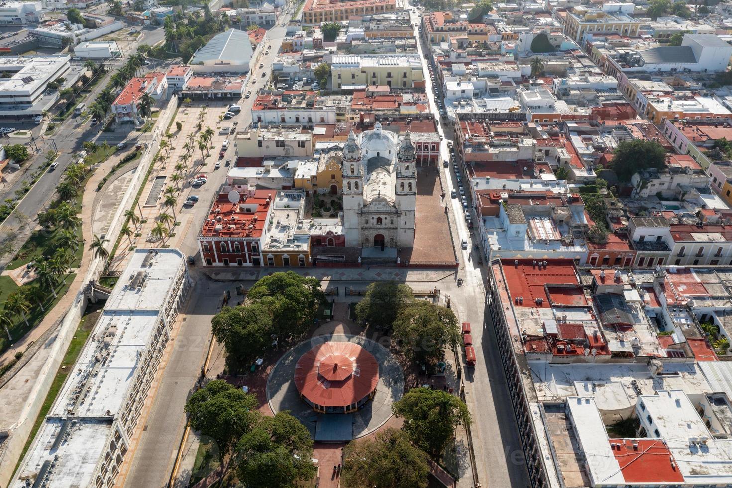 vista aérea da praça da independência na cidade velha de san francisco de campeche, no méxico. foto