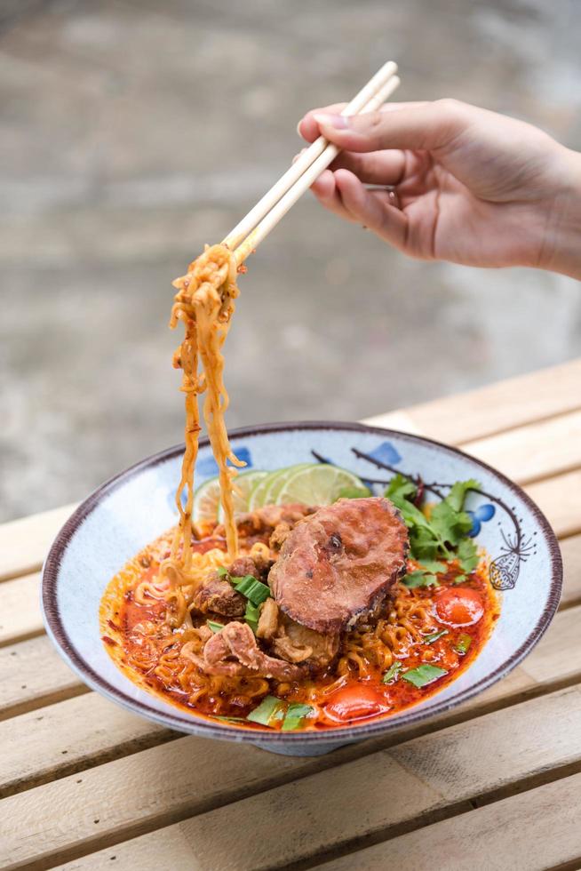 ramen picante com caranguejo vermelho por cima. tem abalone e mexilhões, então a sopa é muito boa. foto