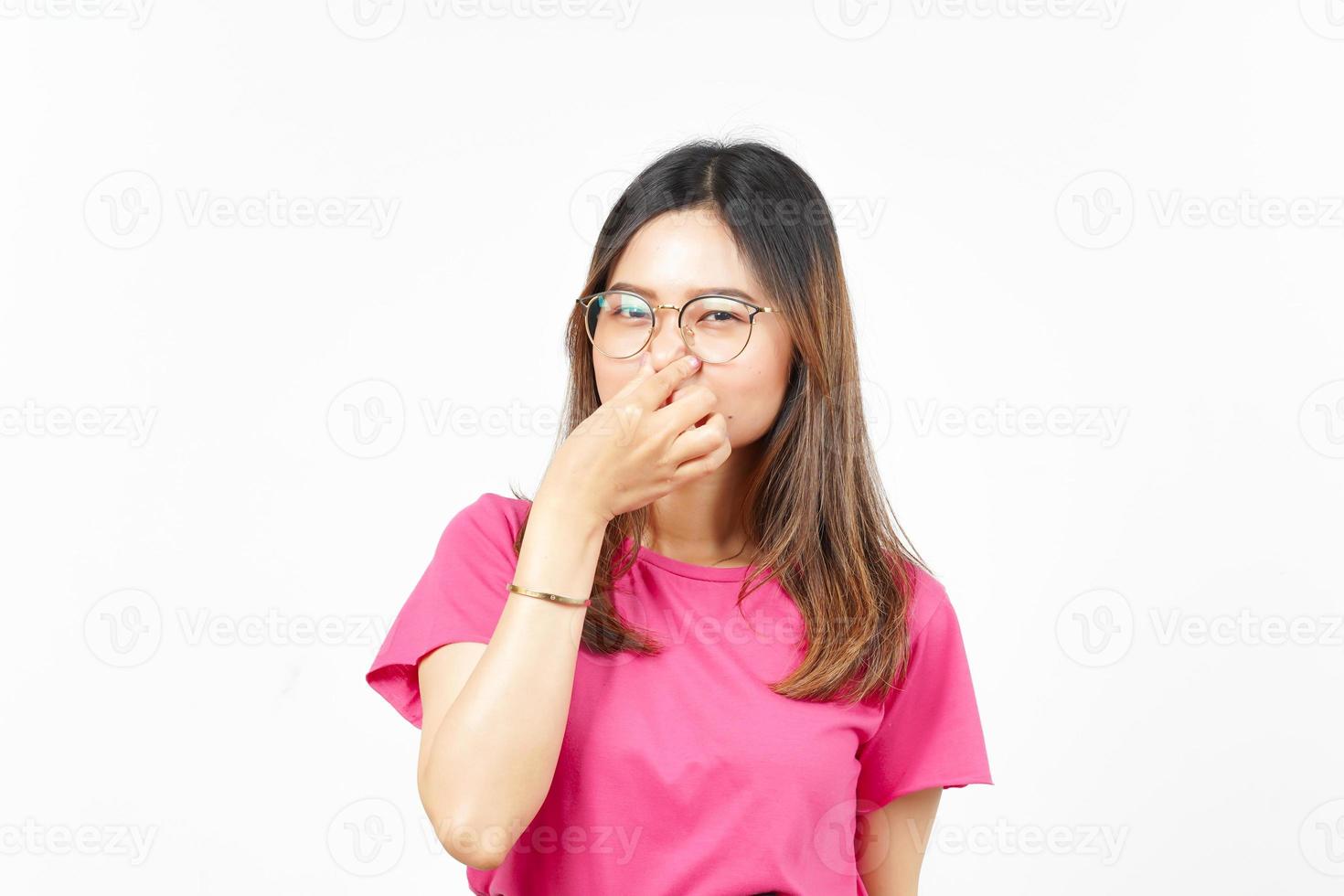cheirando algo fedorento e nojento da bela mulher asiática isolada no fundo branco foto