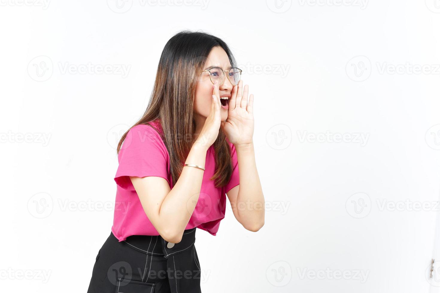 anúncio com as mãos sobre a boca da bela mulher asiática isolada no fundo branco foto