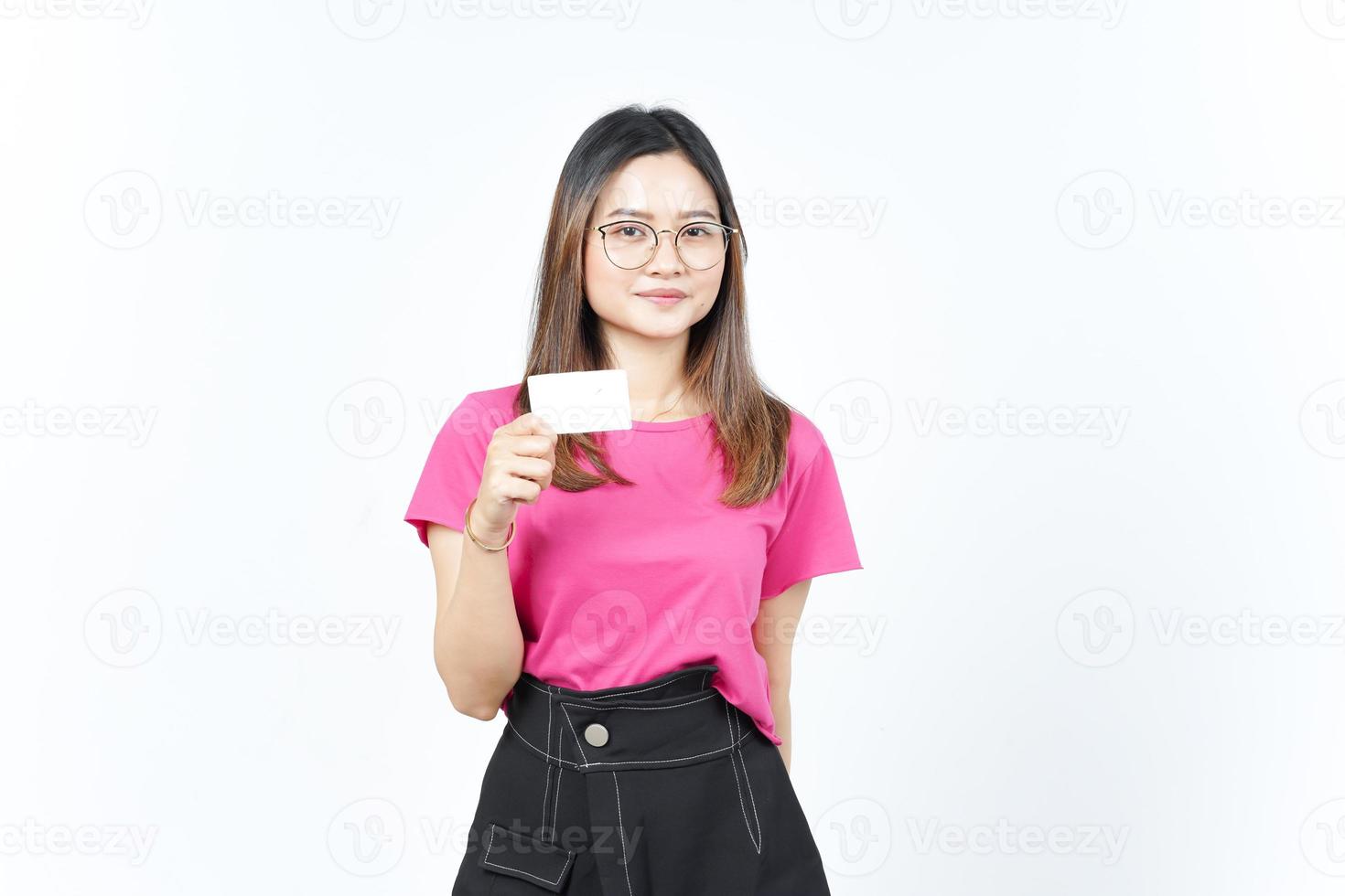 segurando o cartão do banco em branco ou cartão de crédito da bela mulher asiática isolado no fundo branco foto