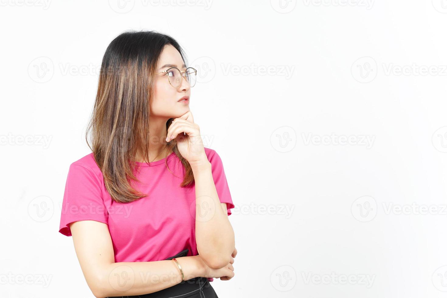 pensamento e gesto curioso da bela mulher asiática isolada no fundo branco foto