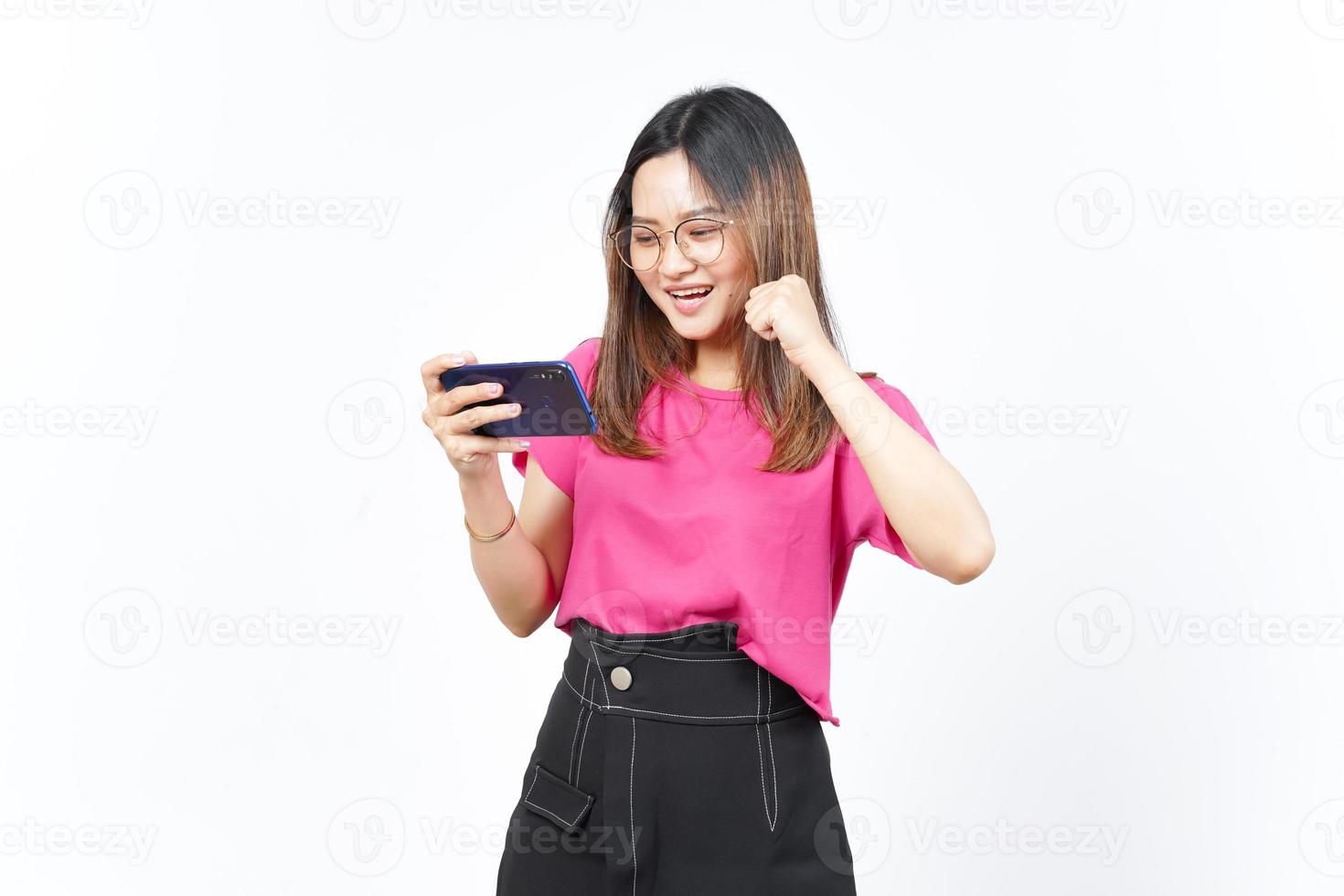 jogando jogo para celular no smartphone da bela mulher asiática isolada no fundo branco foto