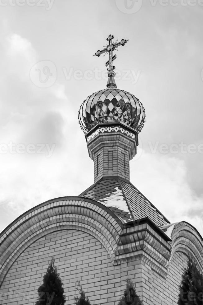 cruz de igreja cristã em torre alta para orações foto