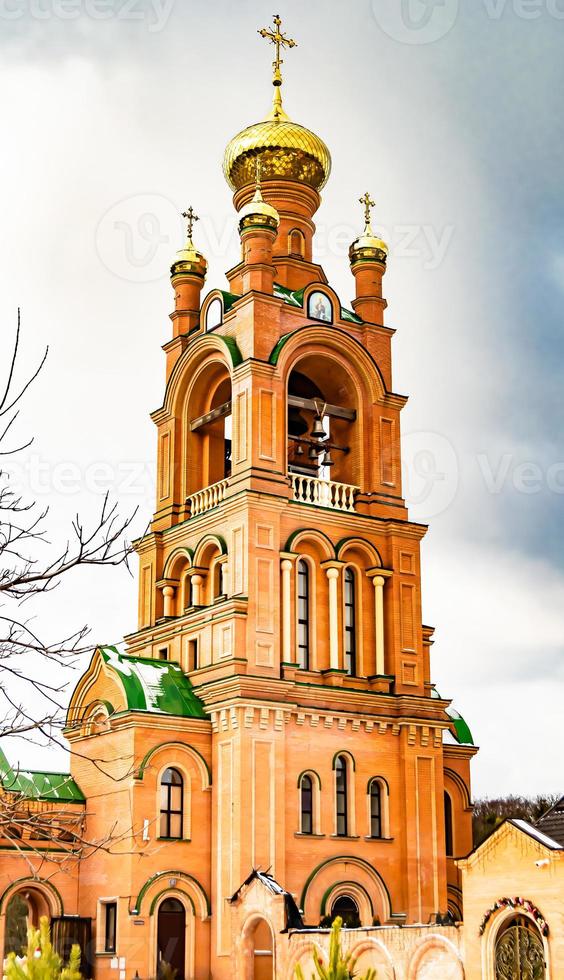 cruz de igreja cristã em torre alta para orações foto