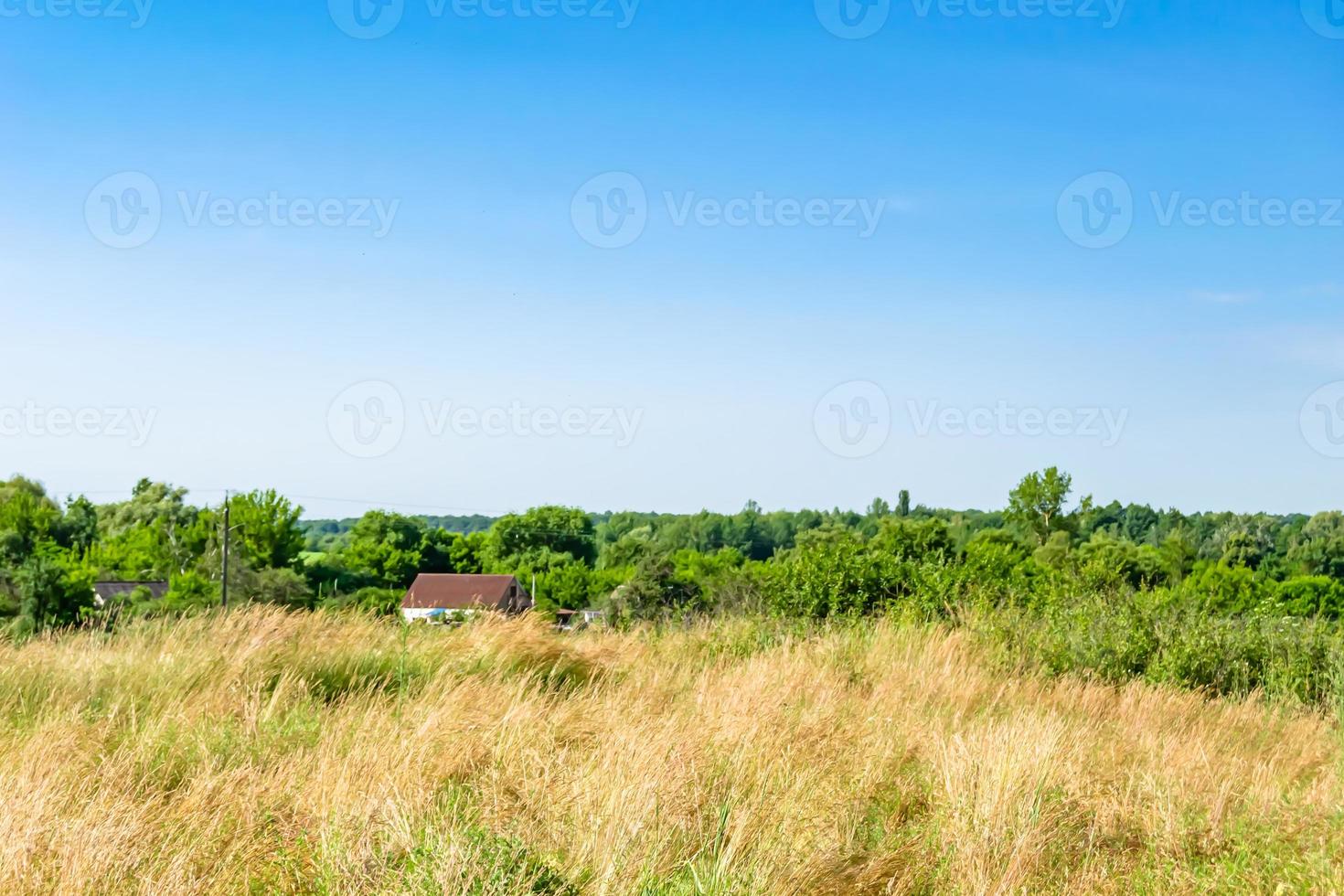 linda e velha casa de fazenda abandonada na zona rural em fundo natural foto