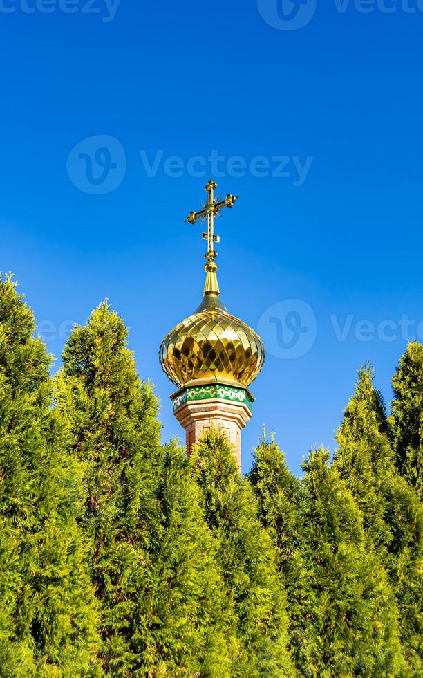 cruz de igreja cristã em torre alta para orações foto