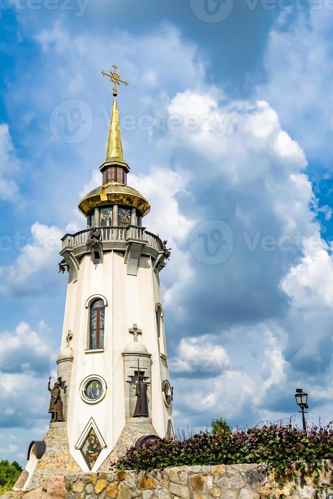 cruz de igreja cristã em torre alta para orações foto