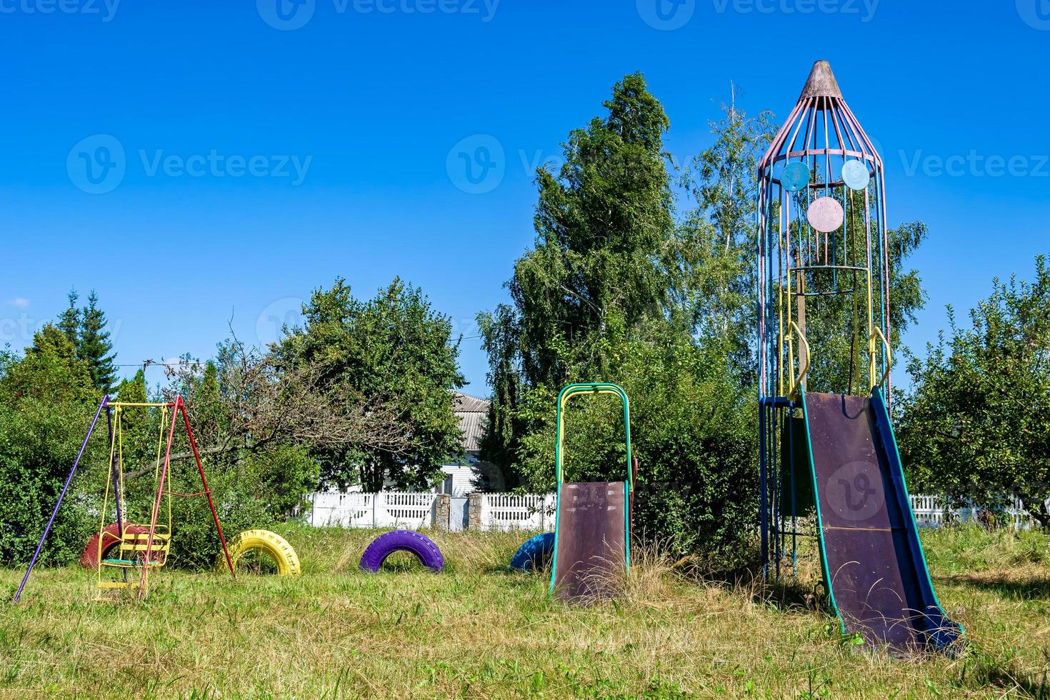 fotografia sobre equipamento de playground vazio para crianças foto