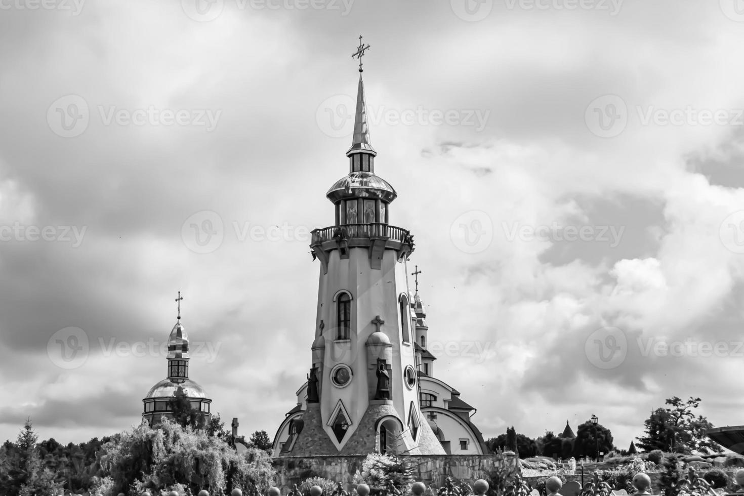 cruz de igreja cristã em torre alta para orações foto