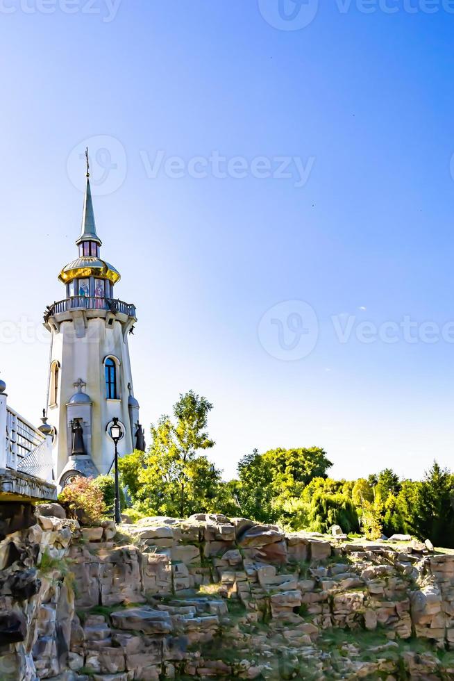 cruz de igreja cristã em torre alta para orações foto