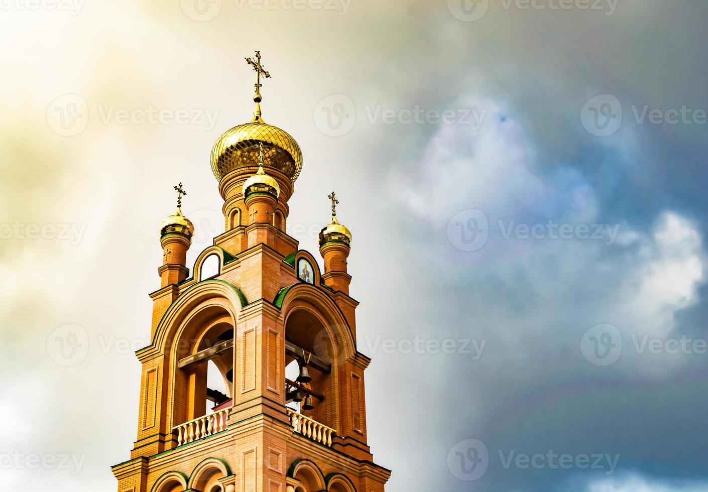 cruz de igreja cristã em torre alta para orações foto