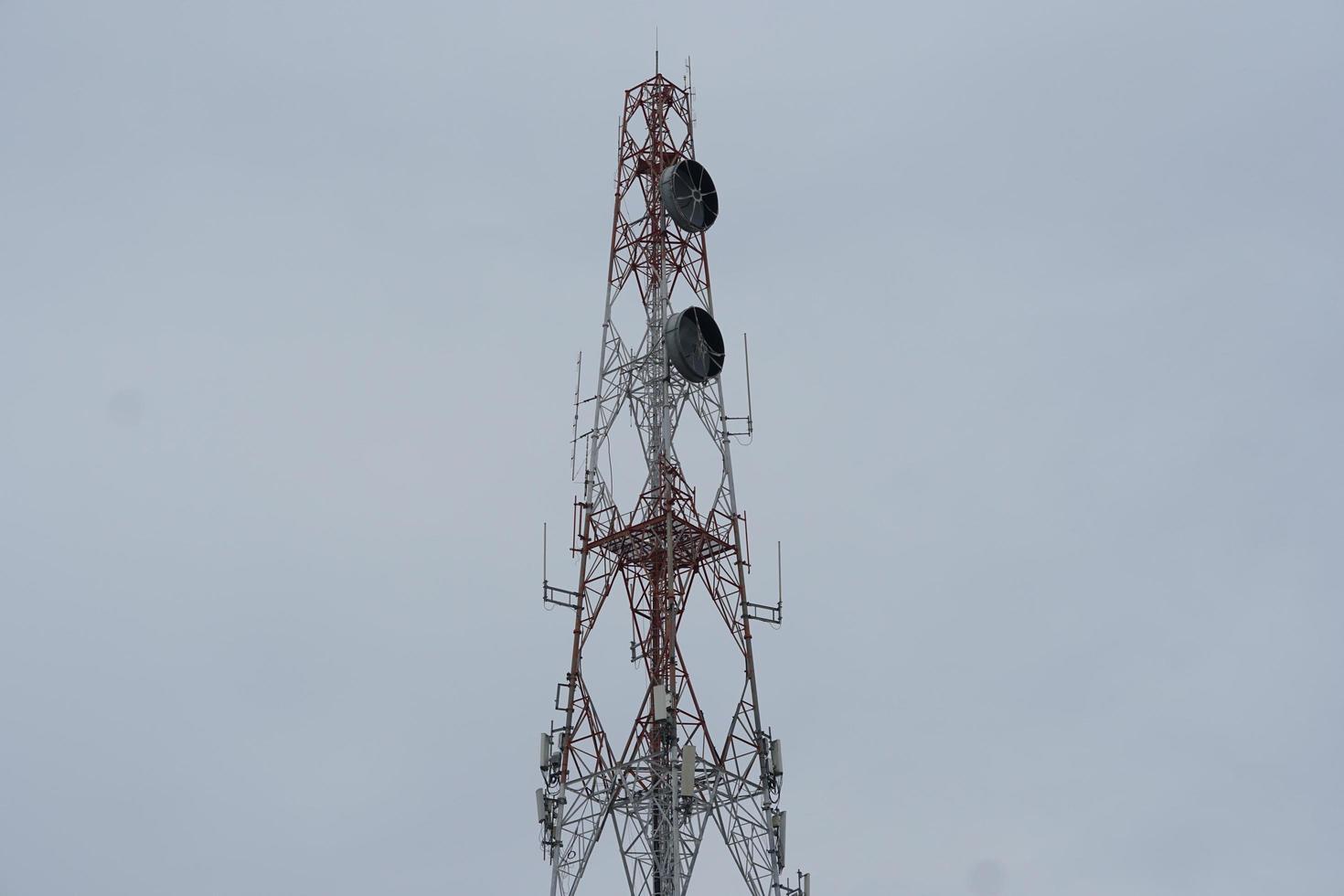 torre de transmissão telefônica há uma antena parabólica no poste. foto