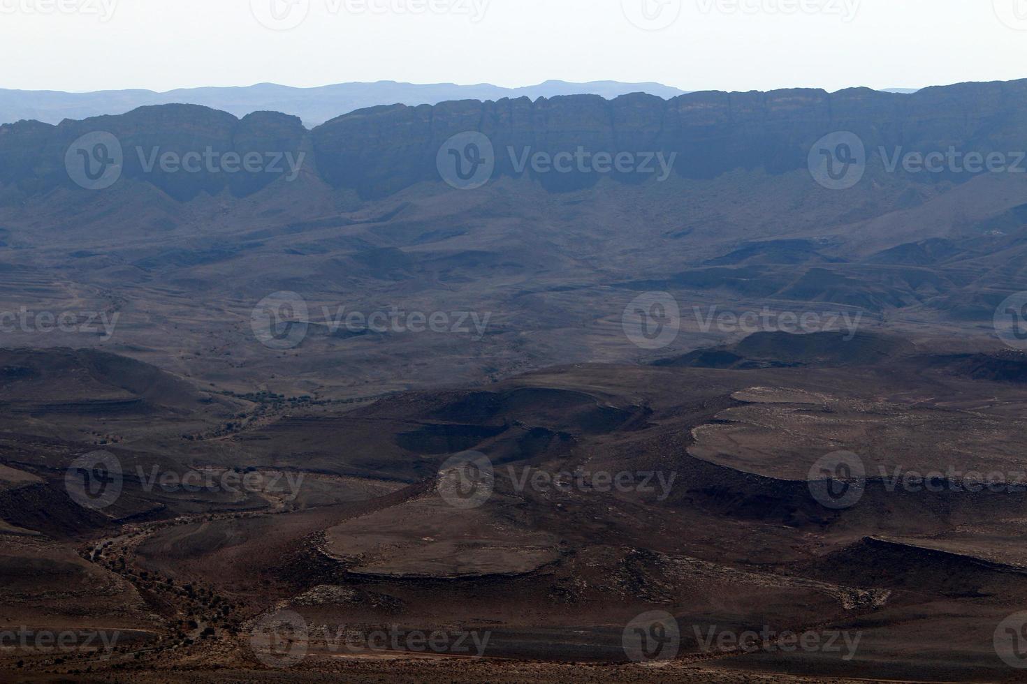 a cratera de ramon é uma cratera de erosão no deserto de negev, no sul de israel. foto