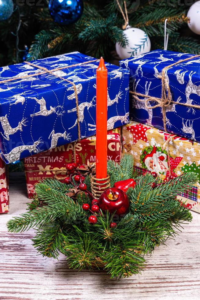 guirlandas de natal com quatro velas. mercado de decoração. muita decoração de natal na loja. compras de natal para árvore de ano novo. foto