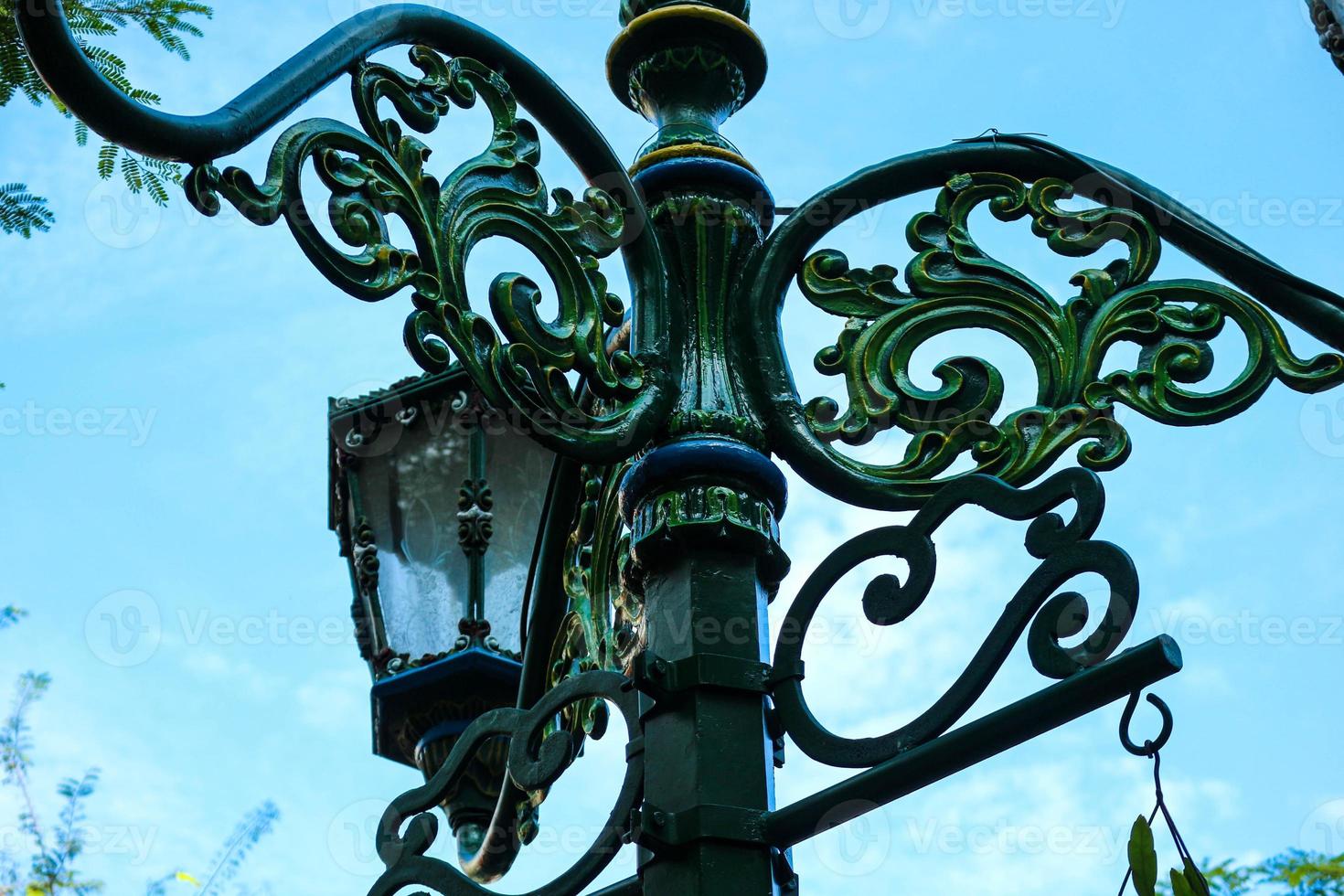 lâmpada de rua típica em malioboro com fundo de céu azul e nuvem branca. foto