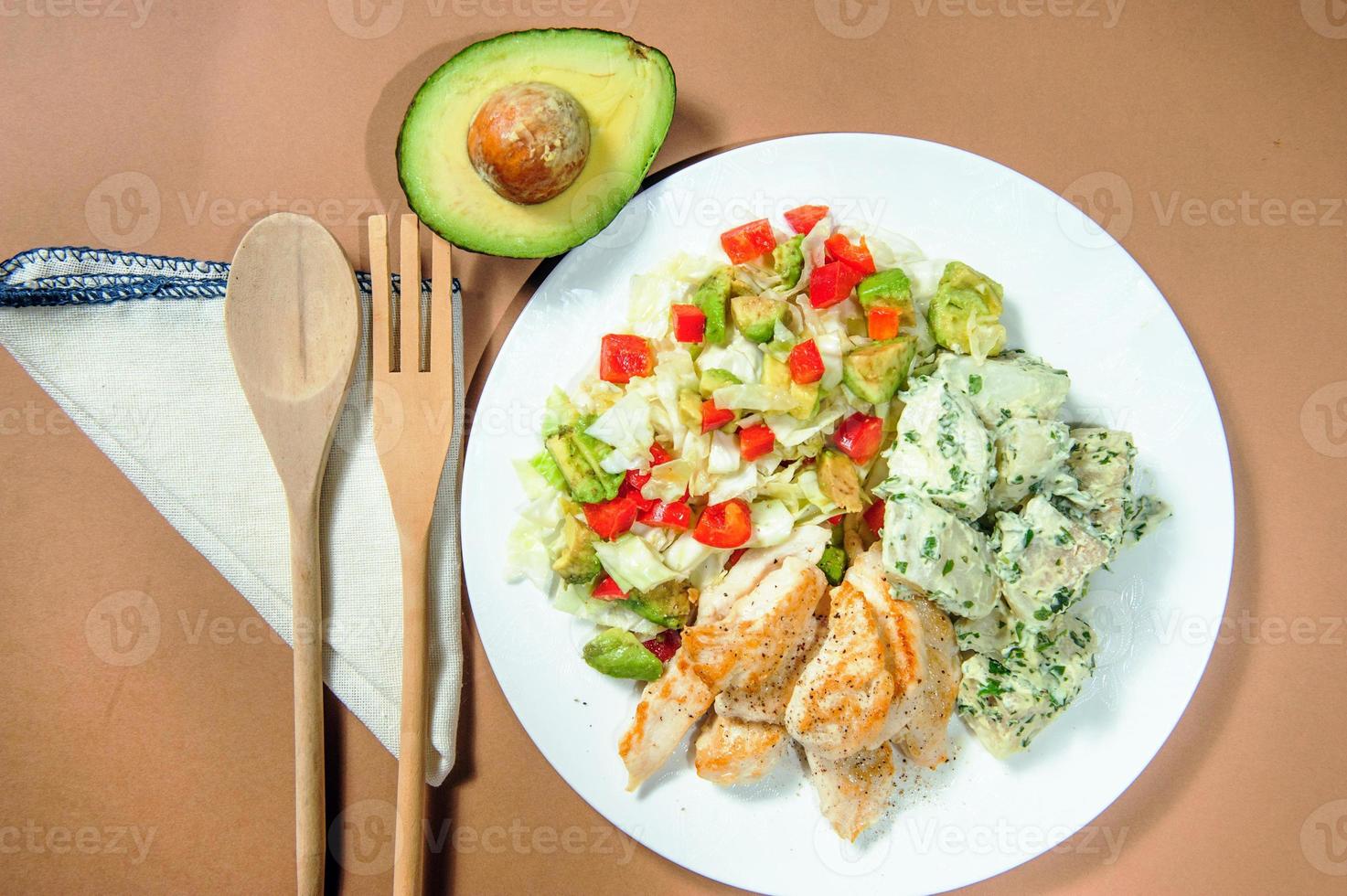 peito de frango à milanesa com tiro salad.studio de batata. foto