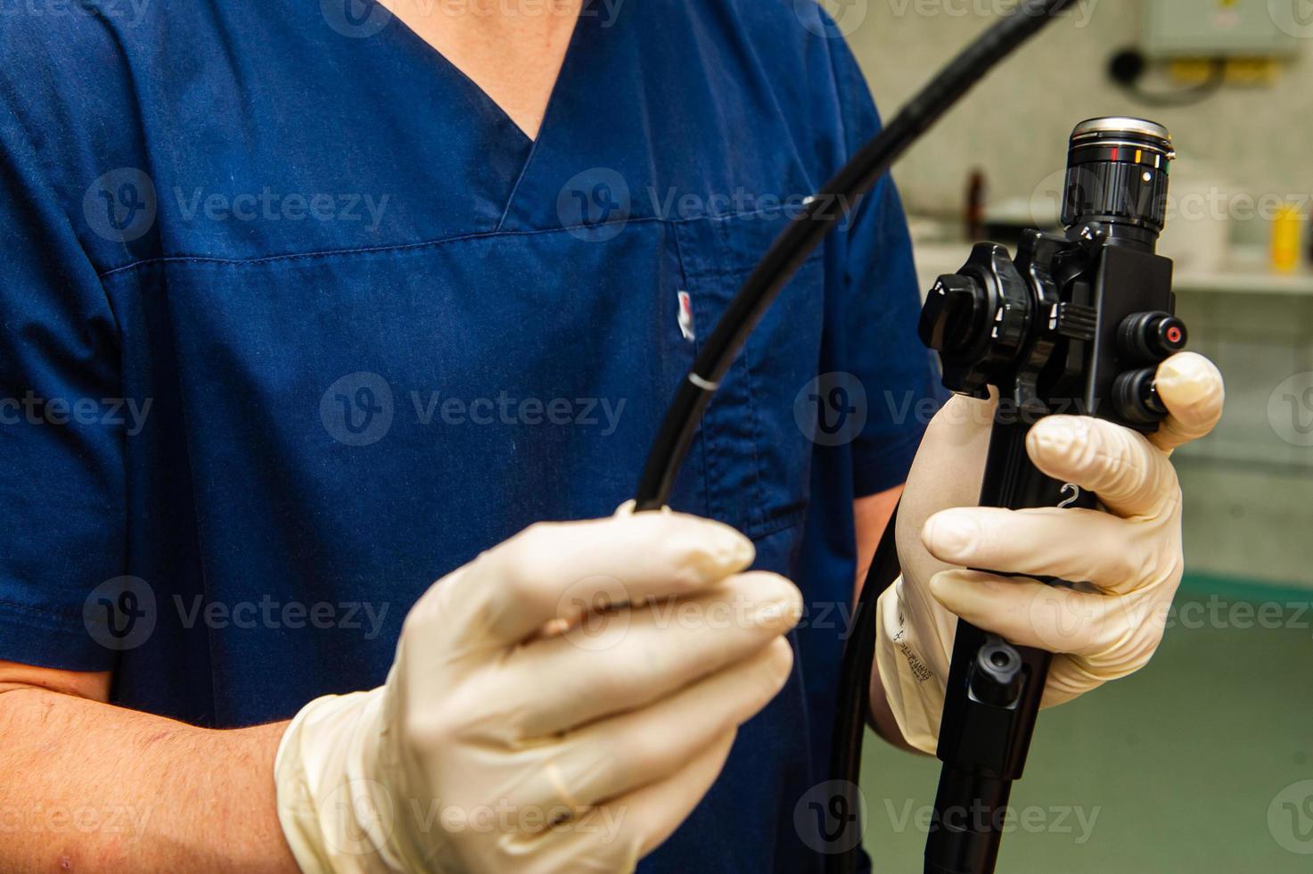 endoscópio nas mãos do médico. instrumentos médicos usados em gastroscopia.sonda gástrica foto