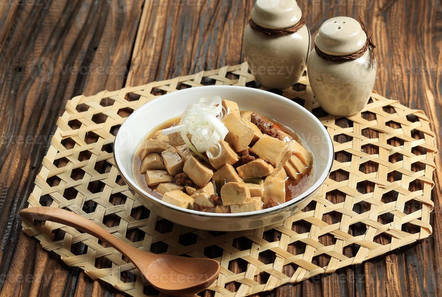 mapo tofu ou mapo doufu, coalhada de feijão estilo szechwan foto