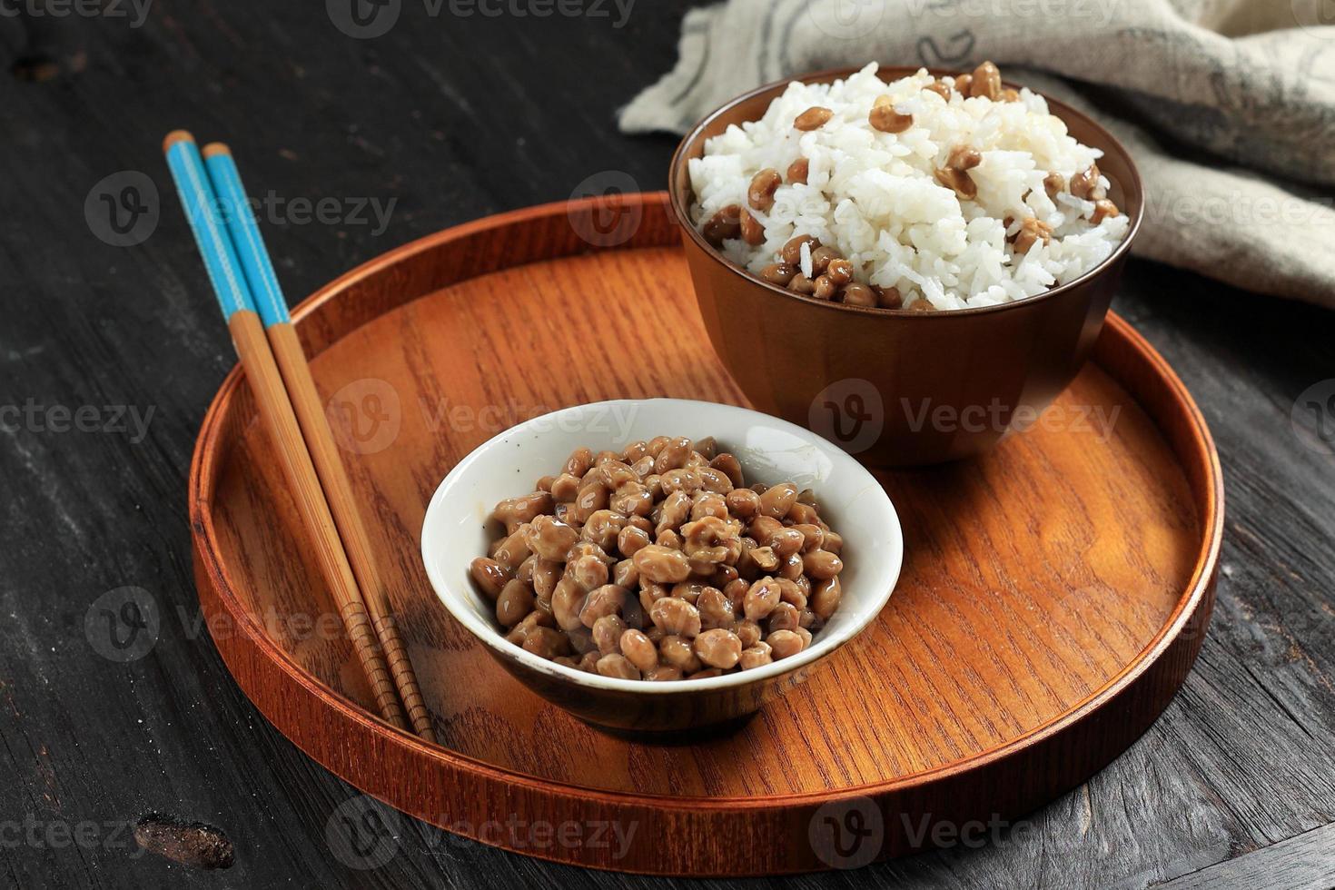comida fermentada de soja japonesa ou natto foto