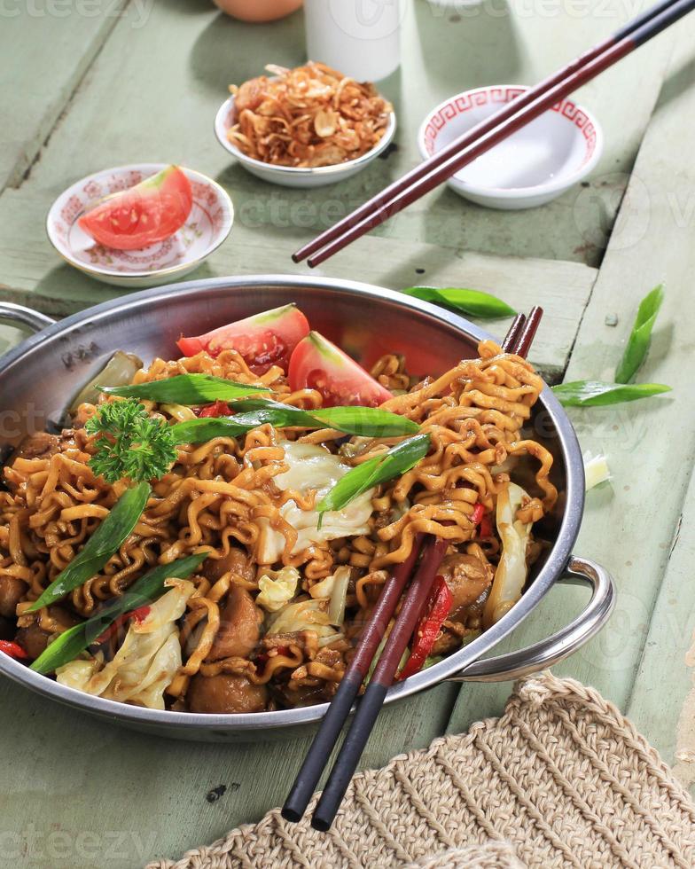 macarrão frito chinês ou lo mein para aniversário foto