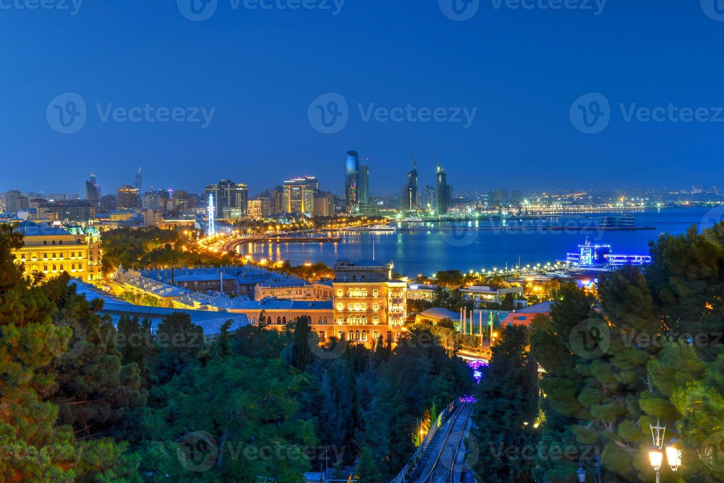 horizonte panorâmico da cidade de baku, azerbaijão ao entardecer. foto