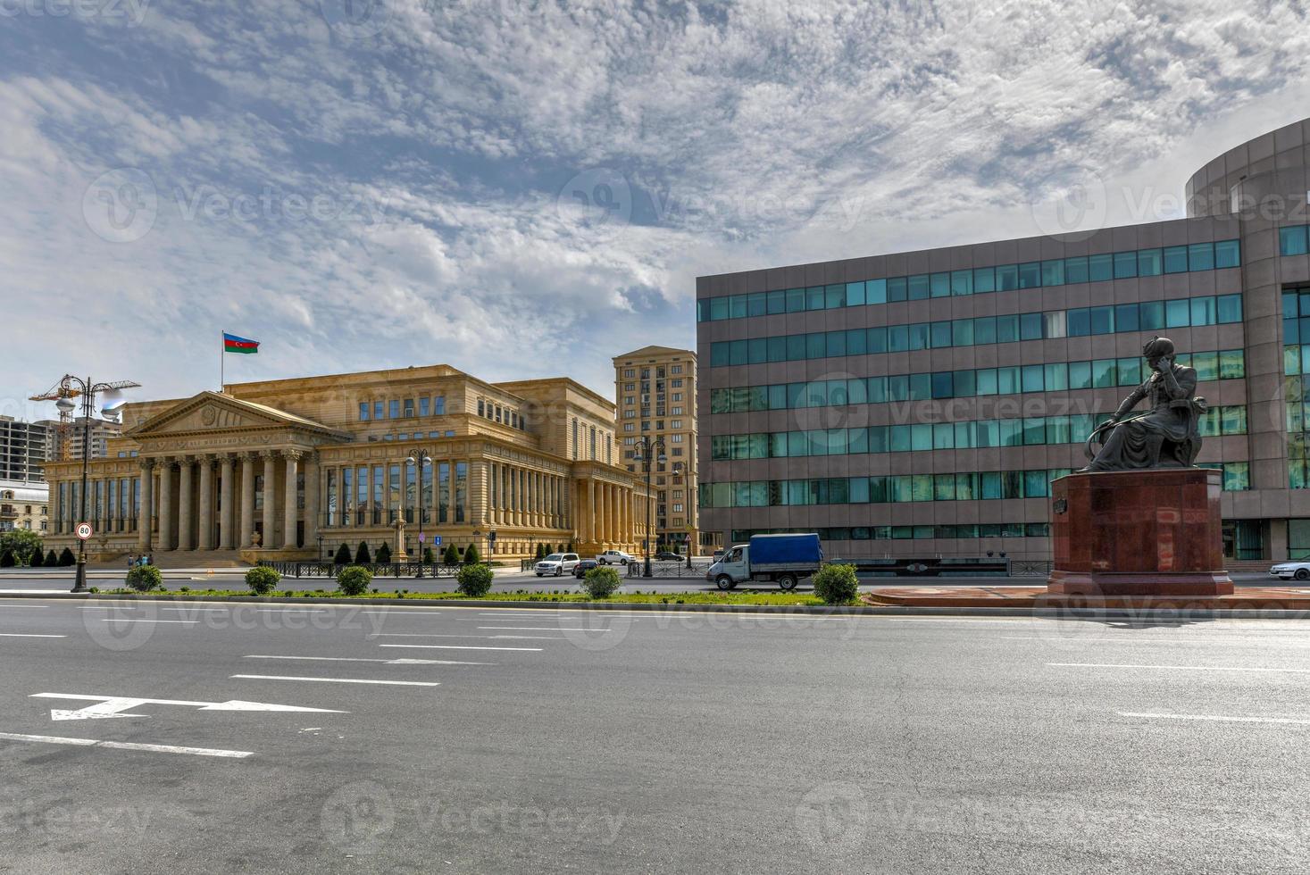 o supremo tribunal da república do azerbaijão em baku, azerbaijão e um monumento ao xá ismail i. foto