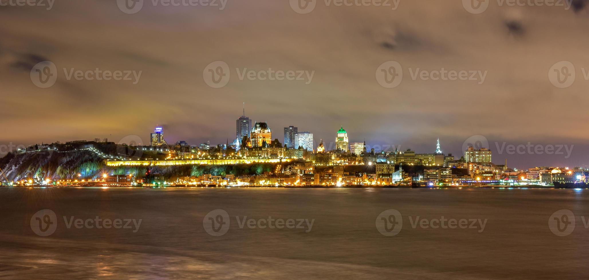 panorama da cidade de quebec à noite foto