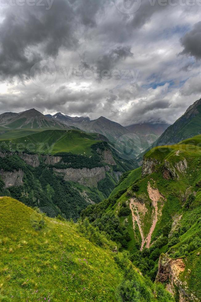 belas montanhas coloridas vistas do monumento da amizade rússia geórgia em kazbegi, geórgia foto