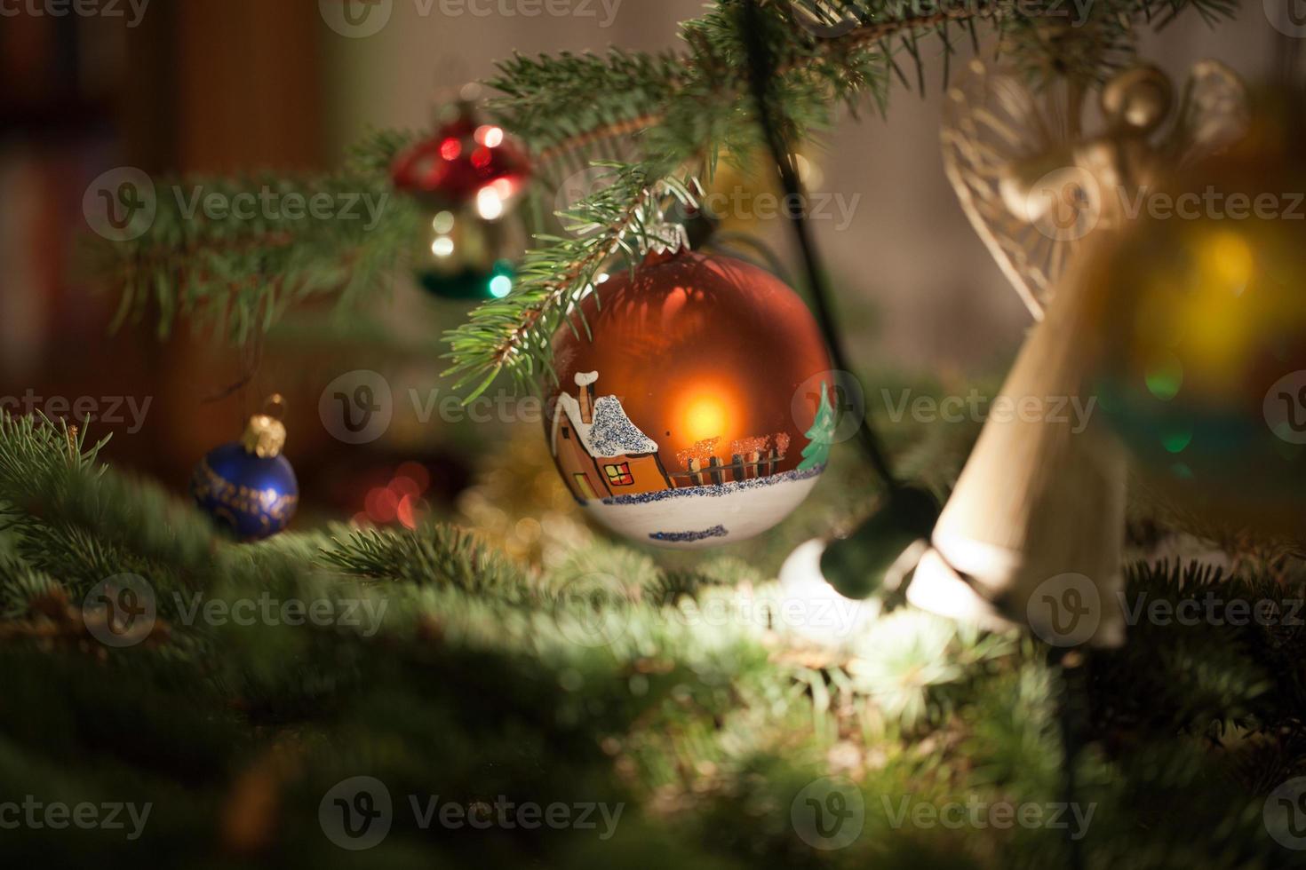 bola de natal na árvore de natal foto