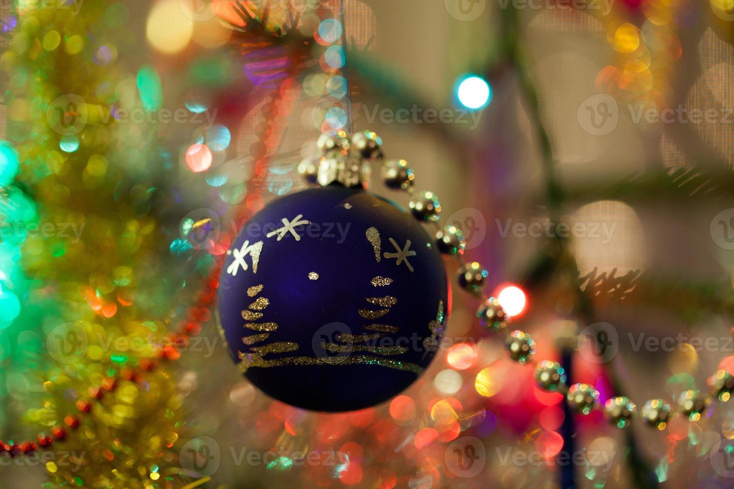 bola de natal na árvore de natal foto