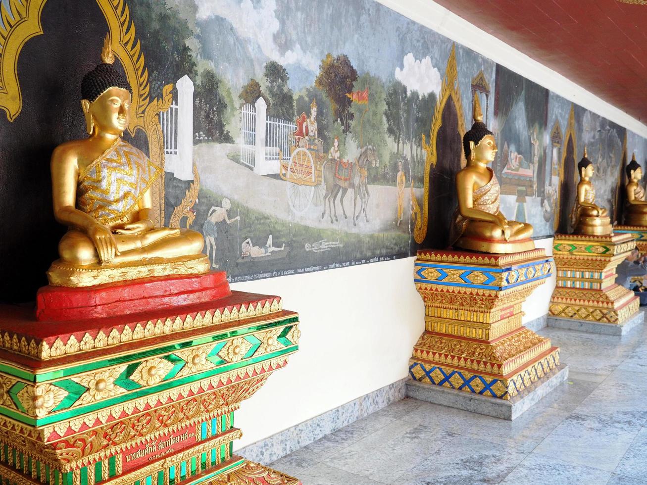 muitas estátuas de buda o lugar religioso do povo tailandês no templo da tailândia em chiangmai dezembro de 2018 foto