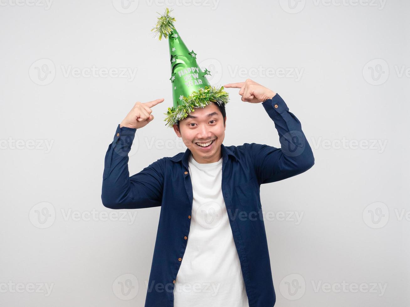 homem asiático aponta o dedo para seu conceito de ano novo de comemoração de chapéu verde foto