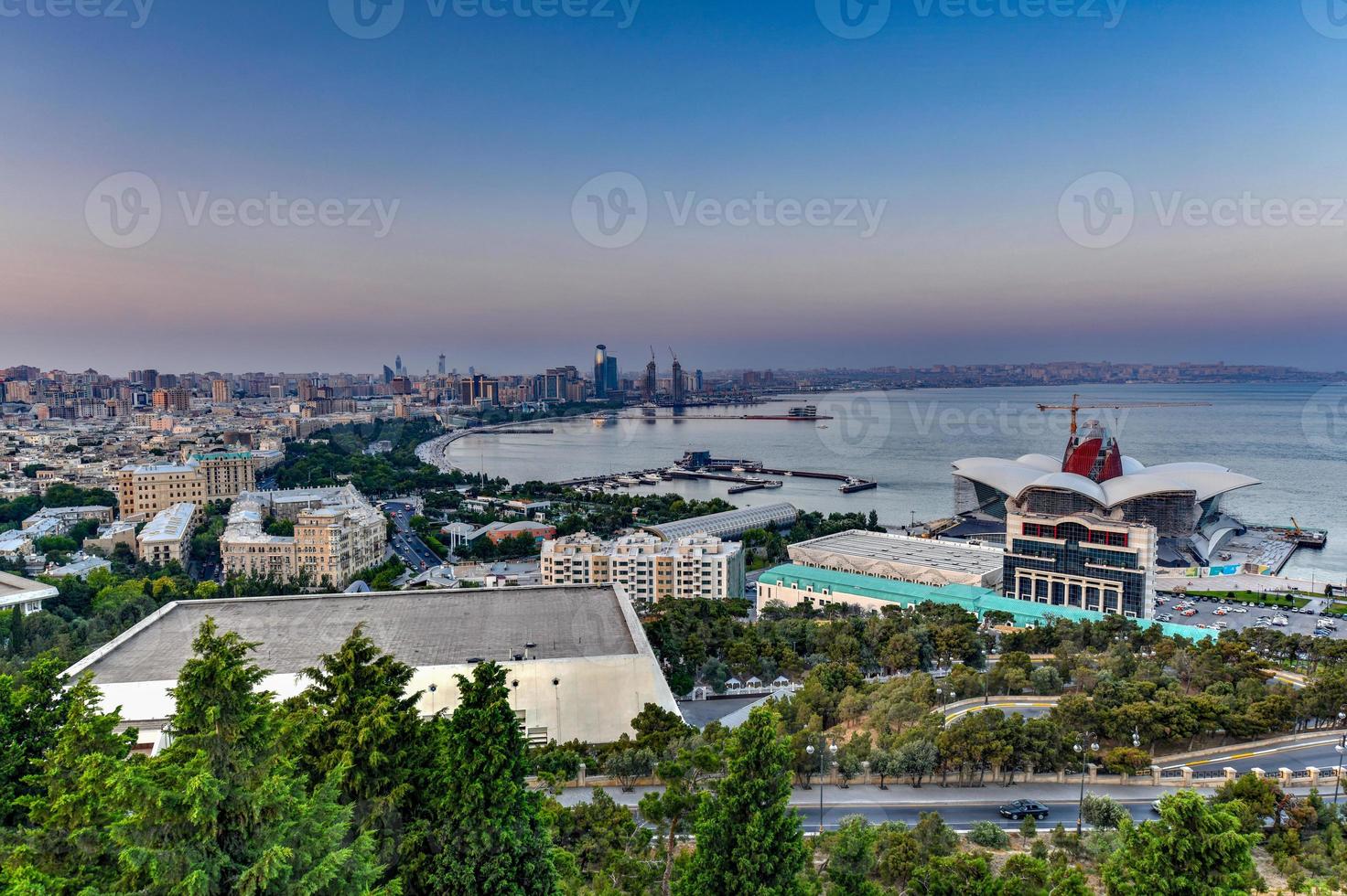 vista panorâmica do shopping caspian waterfront em baku, azerbaijão. foto